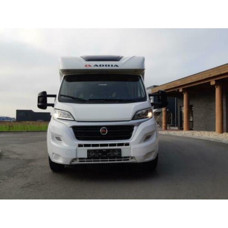Adria matrix axess 670sl met lengtebedden 5 persoons