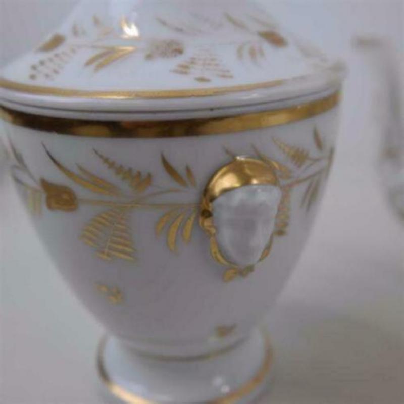 Porseleinen servies met goud versierd periode 1820-1850