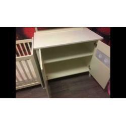 Ledikant en commode met wandplank