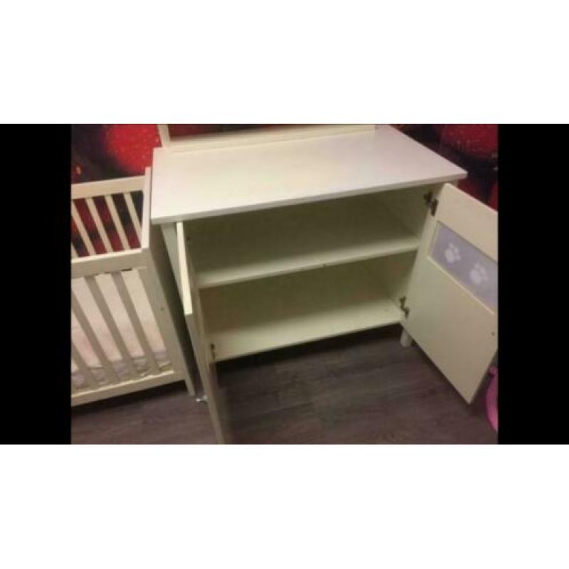 Ledikant en commode met wandplank