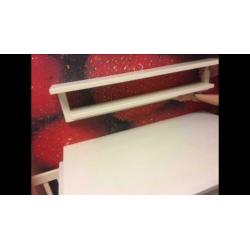 Ledikant en commode met wandplank