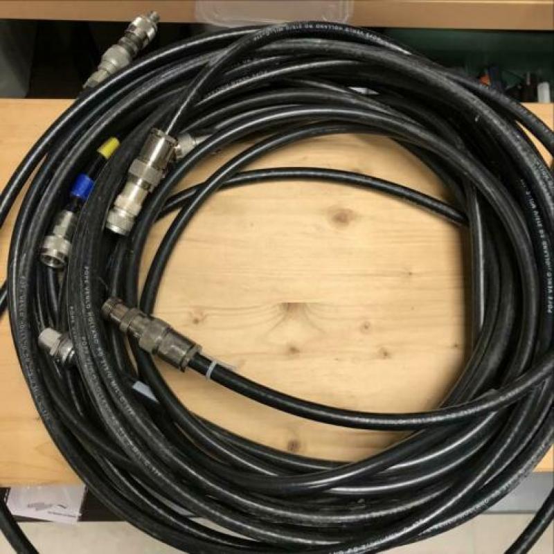 Antenne kabels nog veel meer als je hier ziet en ook langere
