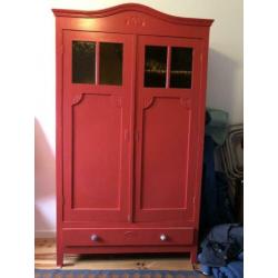 Vintage brocante kledingkast voor kinderkamer