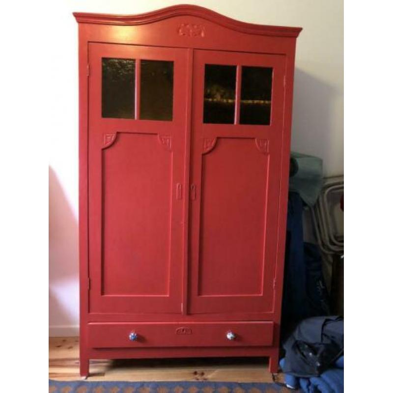 Vintage brocante kledingkast voor kinderkamer