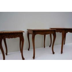 3 bijzettafels in de Louis XV stijl met glasplaat