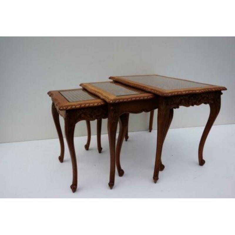 3 bijzettafels in de Louis XV stijl met glasplaat