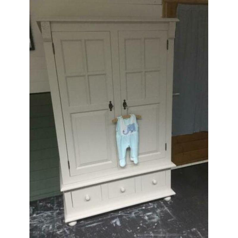 Ruime kledingkast