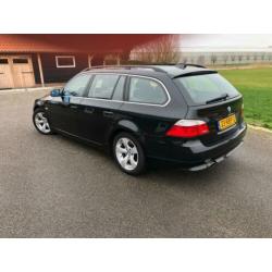 BMW 5-serie Touring 520d Saphirschwartz-metallic Veel opties