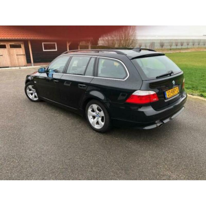BMW 5-serie Touring 520d Saphirschwartz-metallic Veel opties