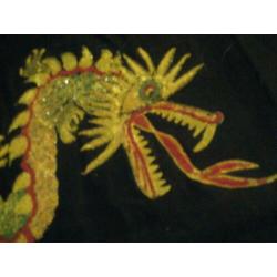Oude JAPANSE DRAAK zwarte ondergrond met goudopdruk 70x100