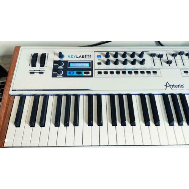 Arturia Keylab 88 Midi Keyboard piano