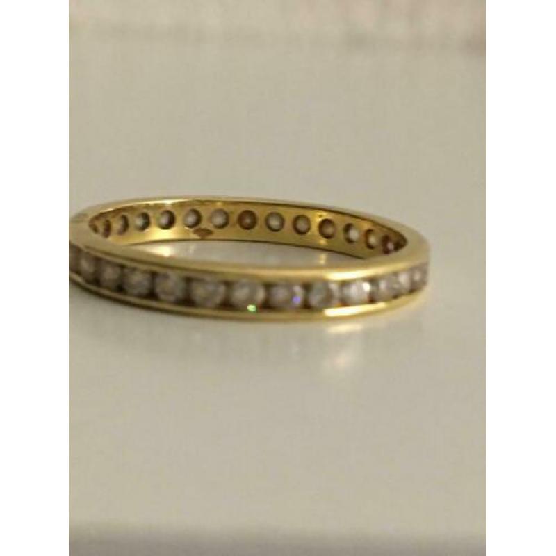 Mooie 18 krt gouden ring met zirkonia’s mag weg v 125,-