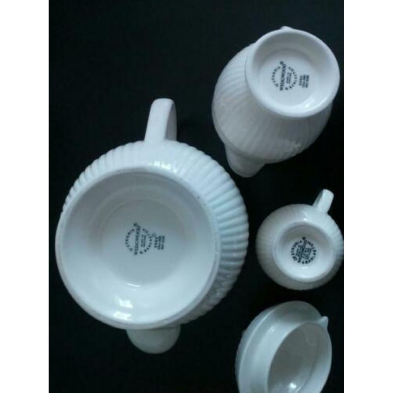 Wedgwood Edme theepot en roomkannetje en melkkan samen