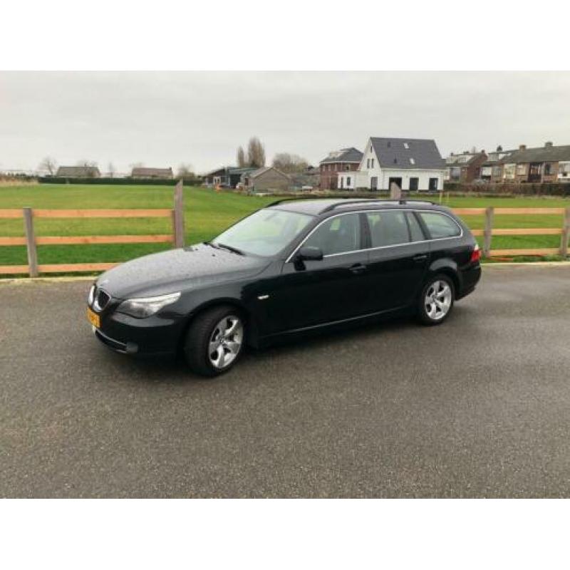 BMW 5-serie Touring 520d Saphirschwartz-metallic Veel opties