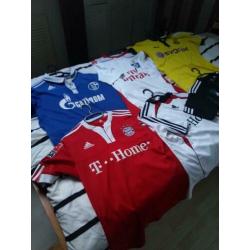 Diverse voetbalshirts. (Bayern München, Dortmund, Wolfsburg)