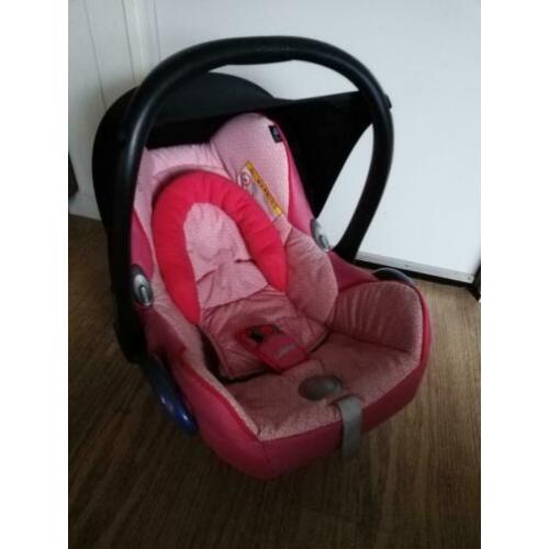 Te koop Roze Maxi Cosi Cabriofix incl. verkleiner i.g.st.