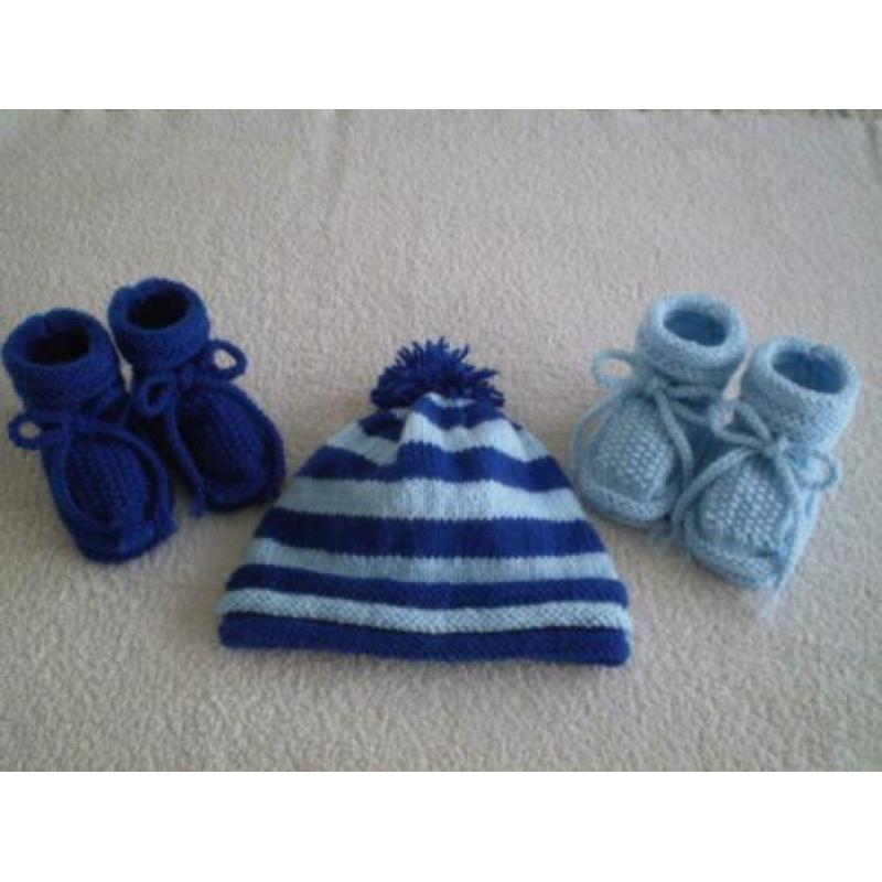 21-2 LEUKE BABYMUTSJES met PONPON eventueel met babyslofjes
