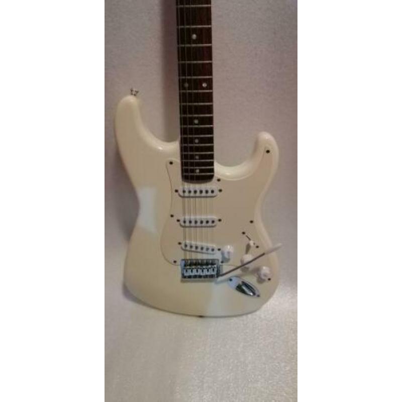 Squire gitaar model Strat, in zeer goed staat + combo.