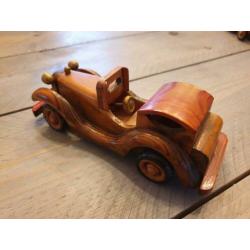 Handgemaakte oldtimers volledig van hout gemaakt.