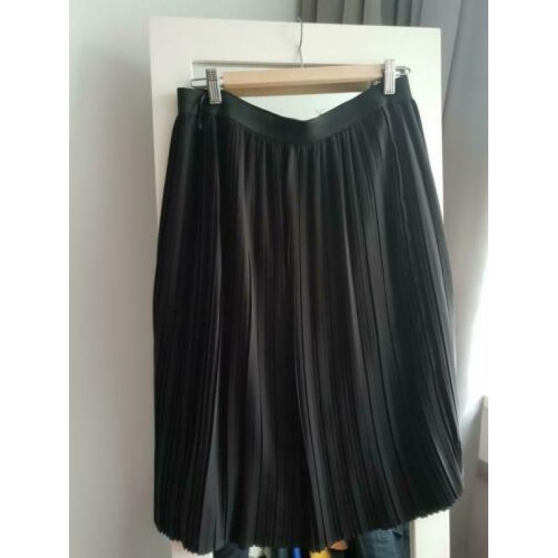 Gave plisse rok.zwart. nieuw. Merk esprit. Mt 40