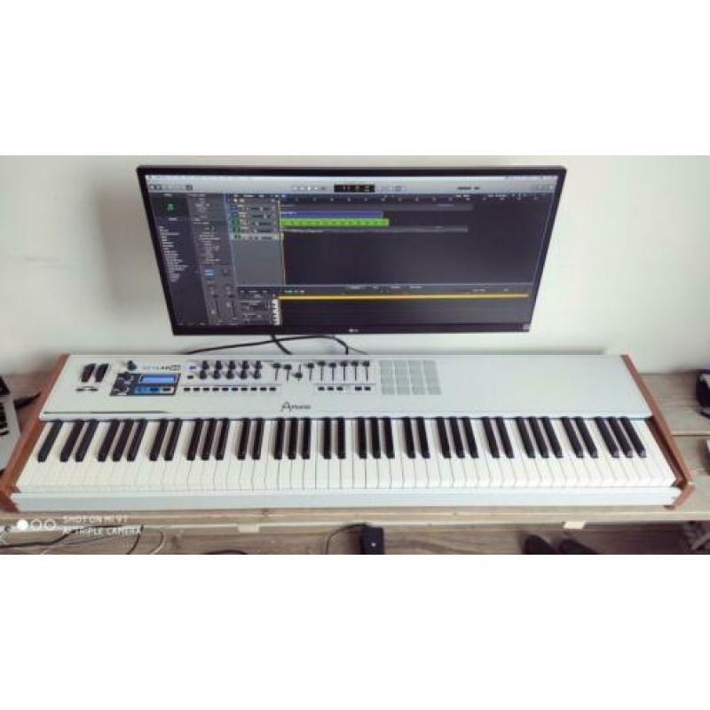Arturia Keylab 88 Midi Keyboard piano