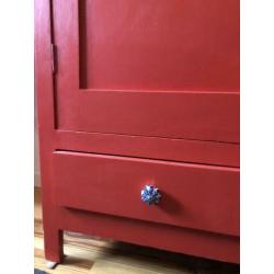 Vintage brocante kledingkast voor kinderkamer