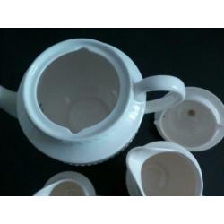 Wedgwood Edme theepot en roomkannetje en melkkan samen