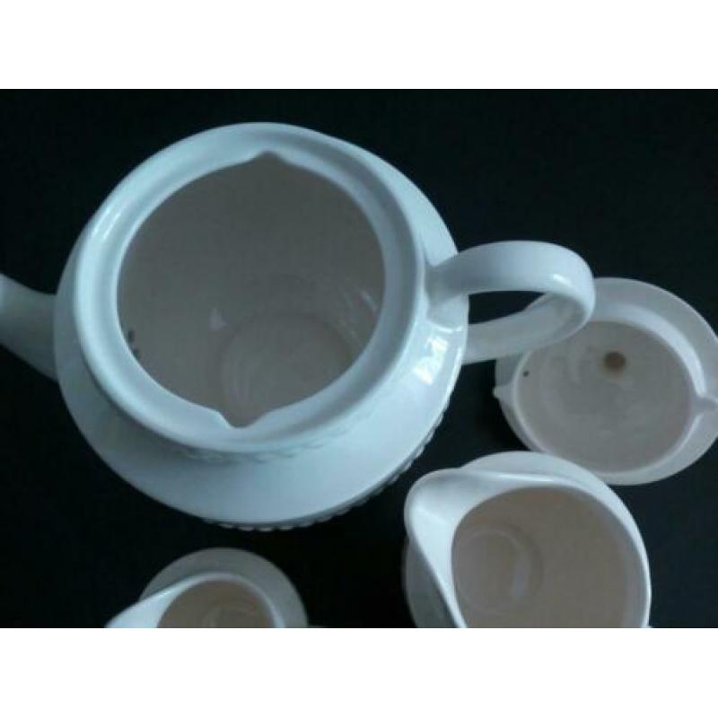 Wedgwood Edme theepot en roomkannetje en melkkan samen
