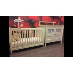 Ledikant en commode met wandplank
