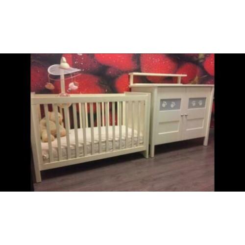 Ledikant en commode met wandplank