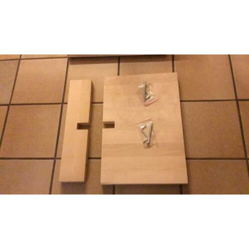 Te koop: 2 blank houten IKEA wandplanken, nieuw