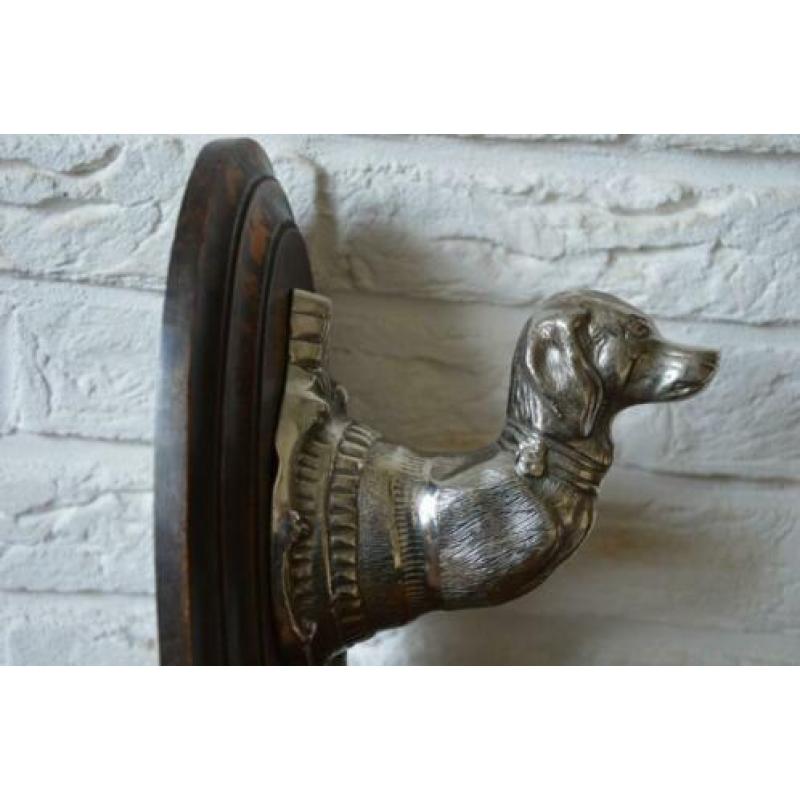 Fraaie wanddecoratie: Een metalen hond op houten wandbord.