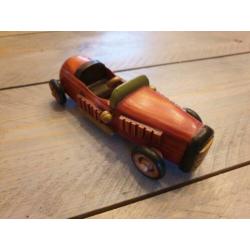 Handgemaakte oldtimers volledig van hout gemaakt.