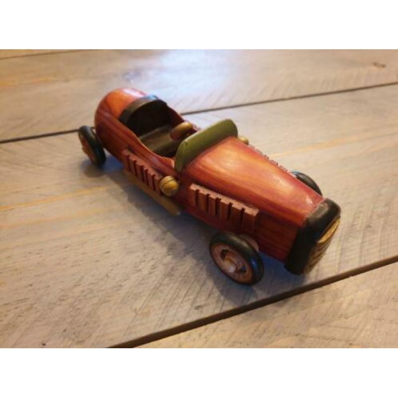 Handgemaakte oldtimers volledig van hout gemaakt.