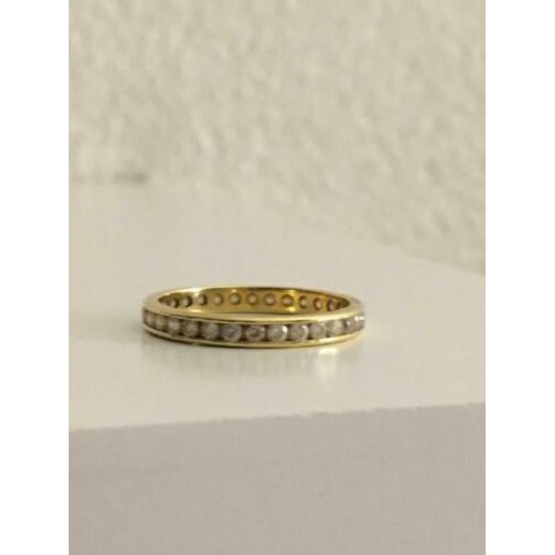 Mooie 18 krt gouden ring met zirkonia’s mag weg v 125,-