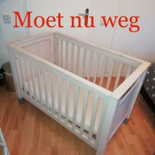 Baby/kinderkamer compleet. Inclusief ledikant, commode, kast