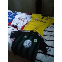 Diverse voetbalshirts. (Bayern München, Dortmund, Wolfsburg)