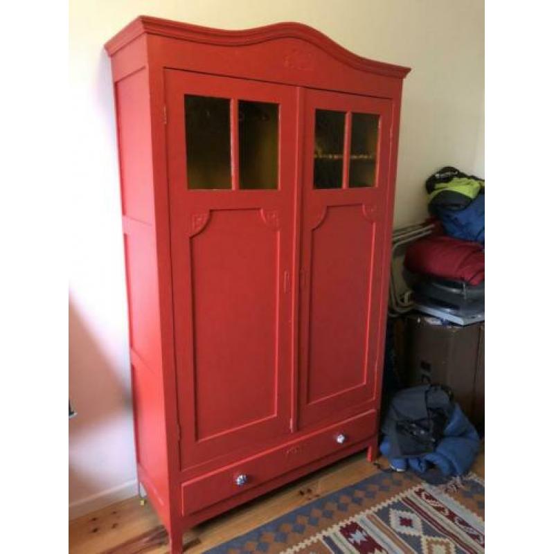 Vintage brocante kledingkast voor kinderkamer