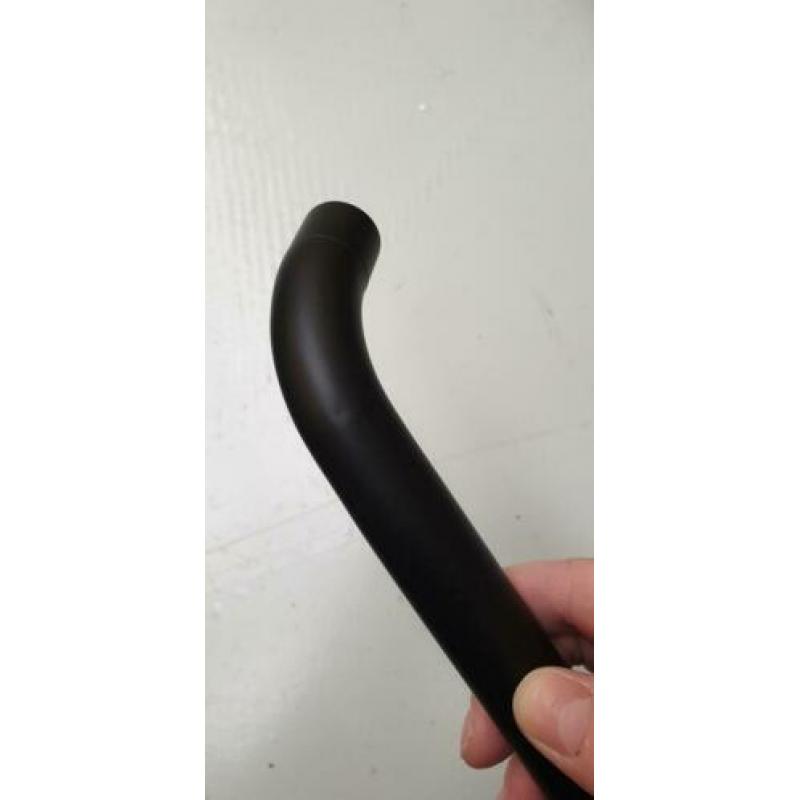 Zwarte inbouw kraan nieuw met beschadigingen.