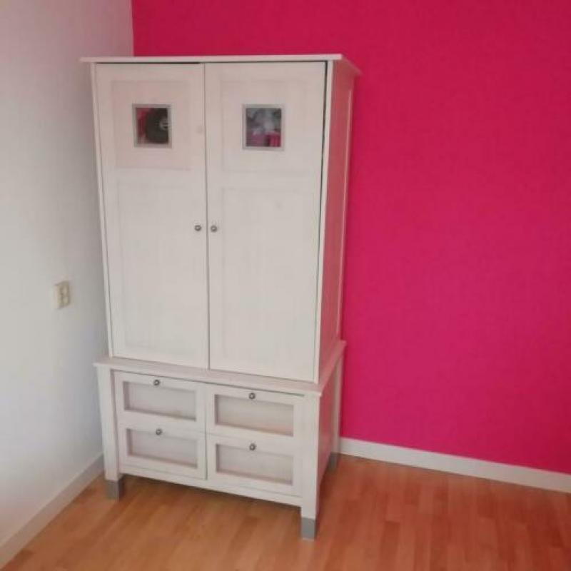 Baby/kinderkamer compleet. Inclusief ledikant, commode, kast