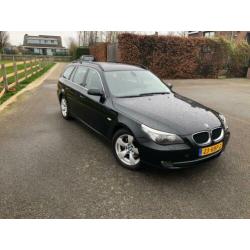 BMW 5-serie Touring 520d Saphirschwartz-metallic Veel opties