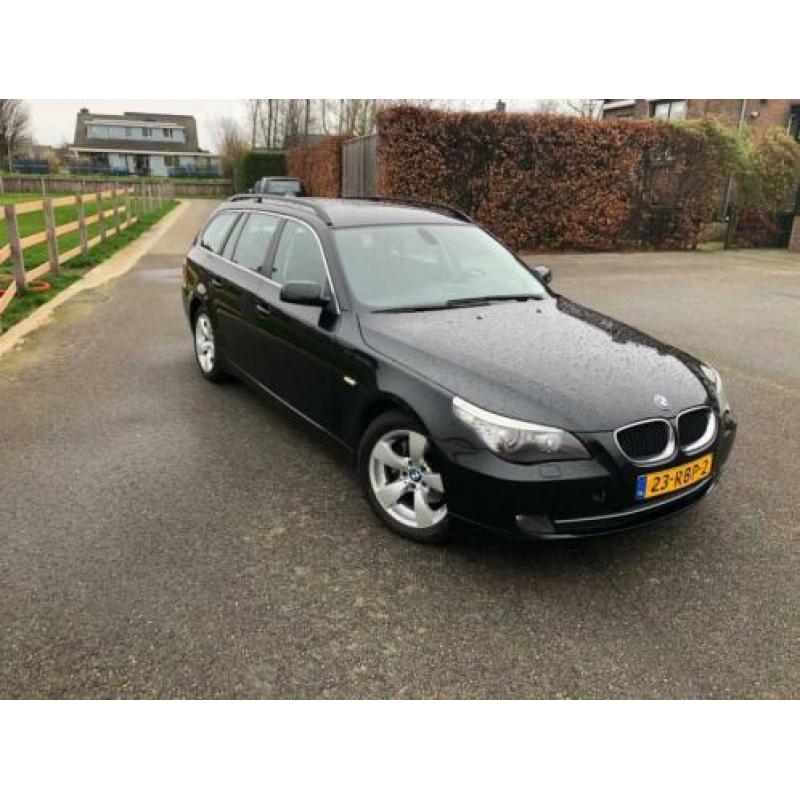 BMW 5-serie Touring 520d Saphirschwartz-metallic Veel opties