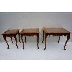 3 bijzettafels in de Louis XV stijl met glasplaat