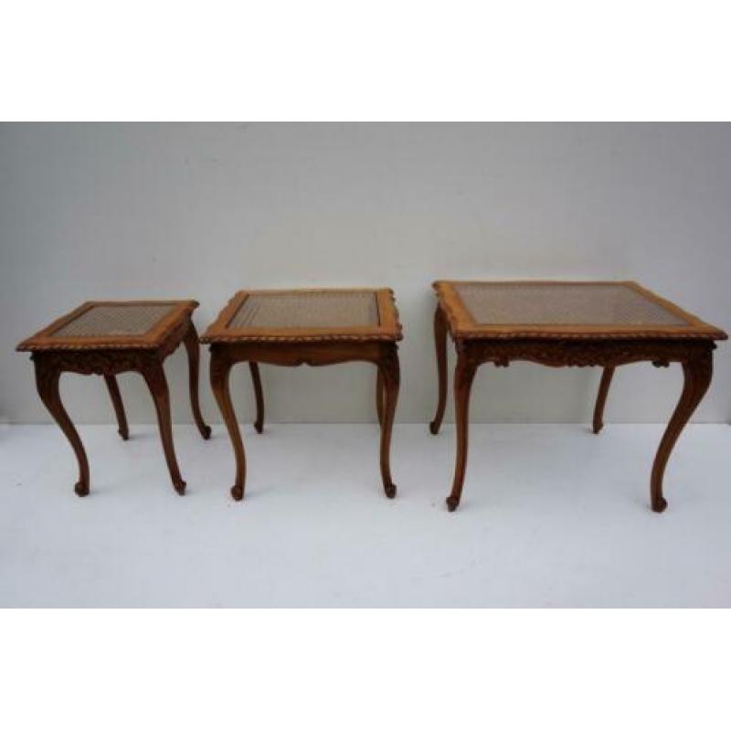 3 bijzettafels in de Louis XV stijl met glasplaat