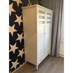 Kinderkamer set: ledikant, kledingkast en commode