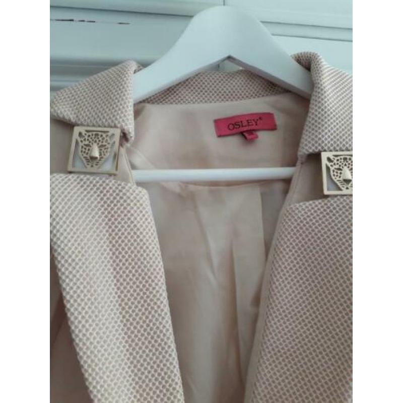 Nude kleur blazer. Maat 38