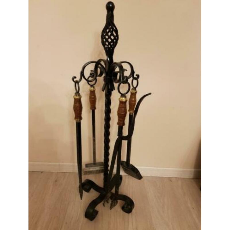 openhaardset gietijzer, zwart met hout, brocante