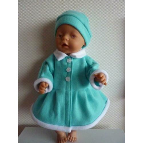 Lang fleece jasje met muts of capuchon .Poppenkleertjes