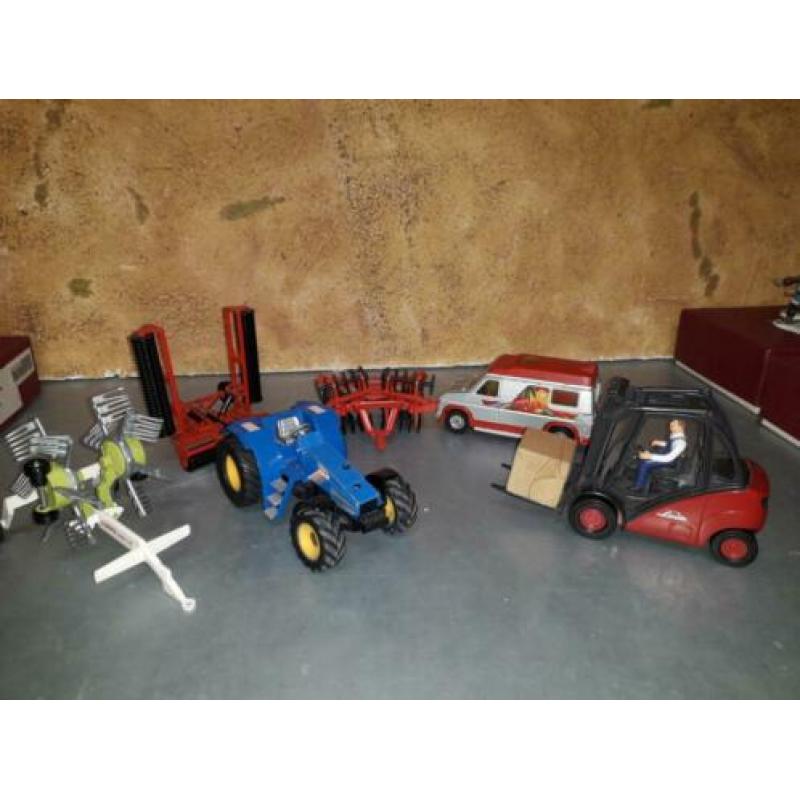 8 modelauto,s : CARAVANS , LANDBOUWWERKTUIGEN , VAN in 1:32