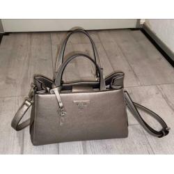 Guess handtas